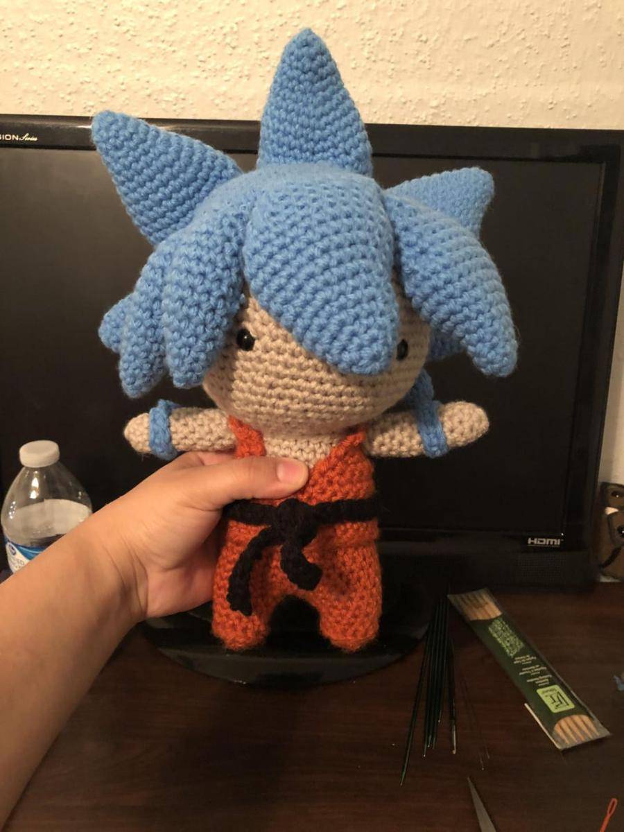 potret rajutan tangan bertema Goku (reddit.com/user/tinycherrypie)