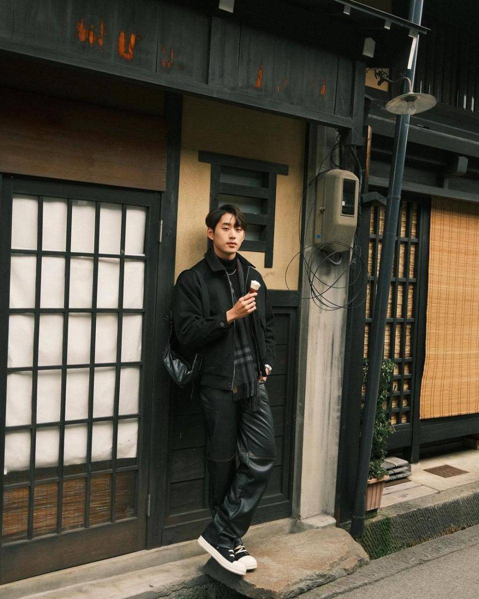 potret outfit serba hitam ala Est Sapha Sangaworawong (instagram.com/est_rvp/)