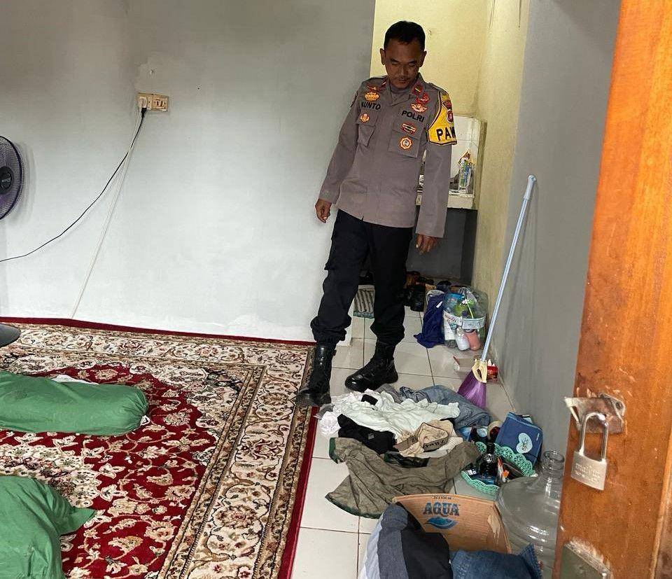 Anggota Polsek Cimanggis saat melakukan olah TKP di lokasi penemuan mayat di wilayah Harjamukti, Cimanggis, Kota Depok. (Humas Polsek Cimanggis)