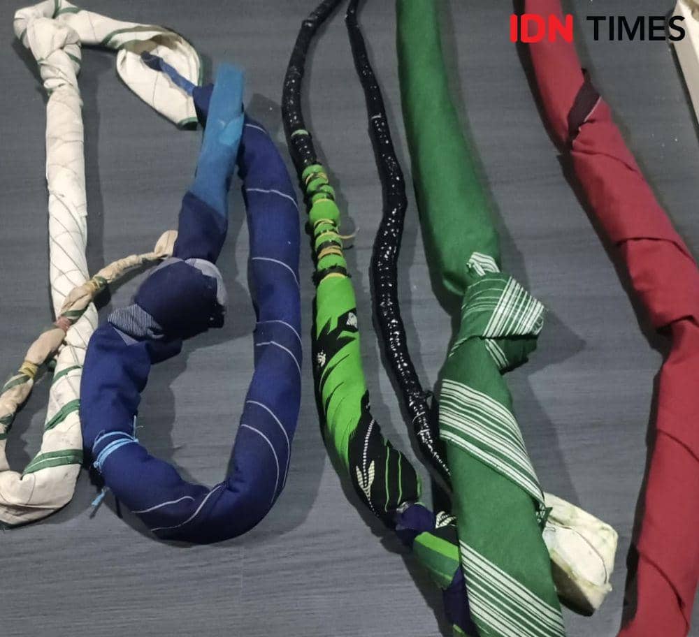 Polisi temukan 10 sarung yang akan digunakan tawuran. (IDN Times/Polsek Pontianak Timur).