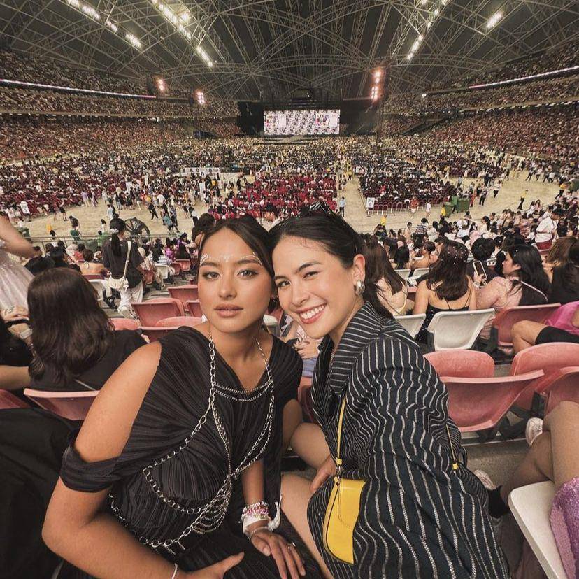 potret Maudy Ayunda dan adik nonton konser Taylor Swift (instagram.com/akhairunnisa)