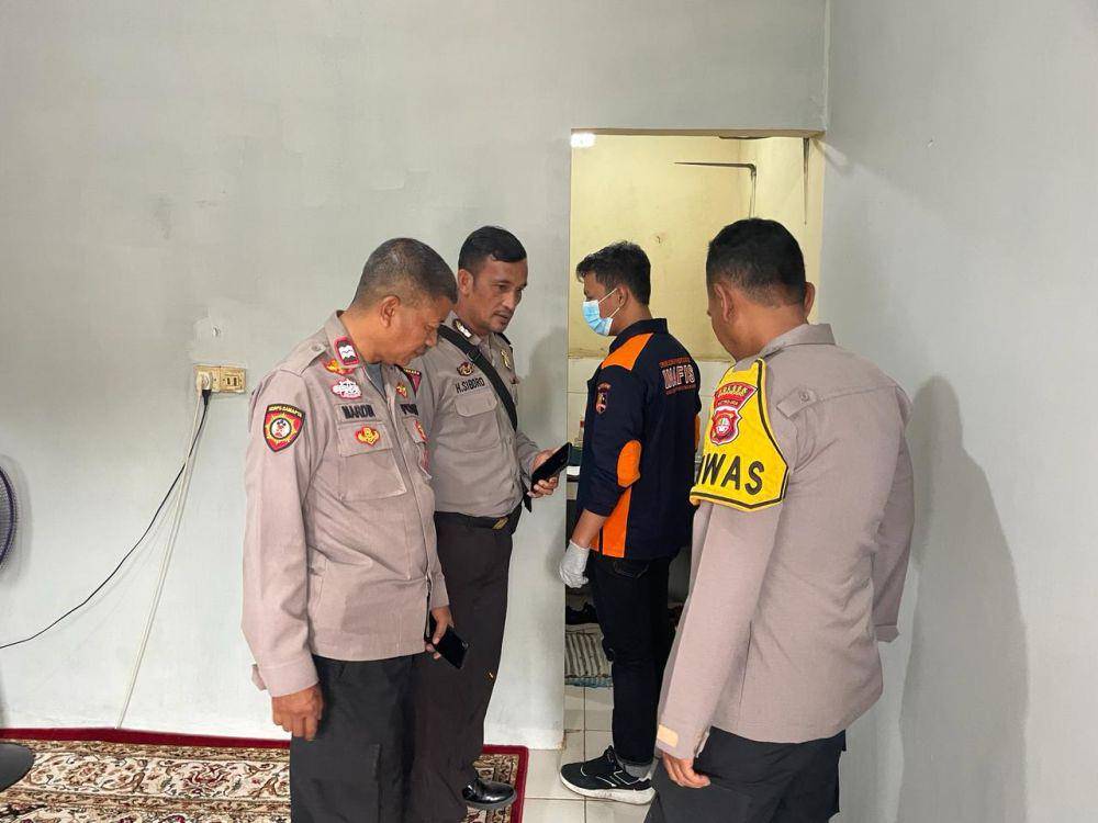 Anggota Polsek Cimanggis saat mendatangi penemuan mayat dalam kontrakan di wilayah Harjamukti, Cimanggis, Kota Depok. (Humas Polsek Cimanggis)