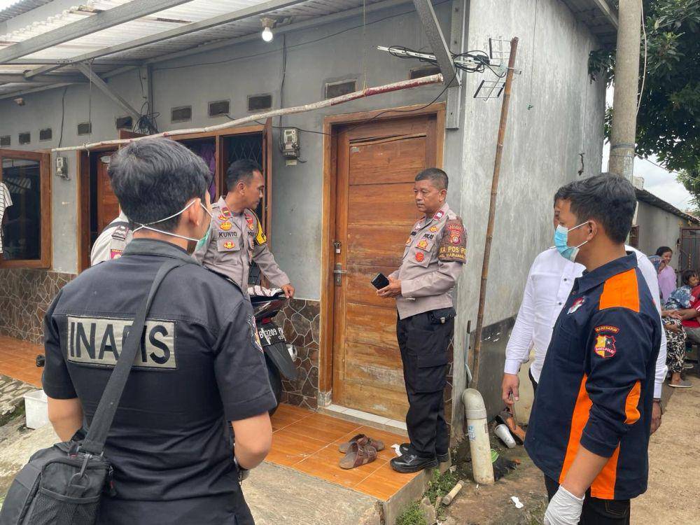 Anggota Polsek Cimanggis saat melakukan olah TKP di lokasi penemuan mayat di wilayah Harjamukti, Cimanggis, Kota Depok. (Humas Polsek Cimanggis)