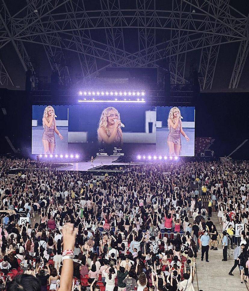 potret Maudy Ayunda dan adik nonton konser Taylor Swift (instagram.com/maudyayunda)