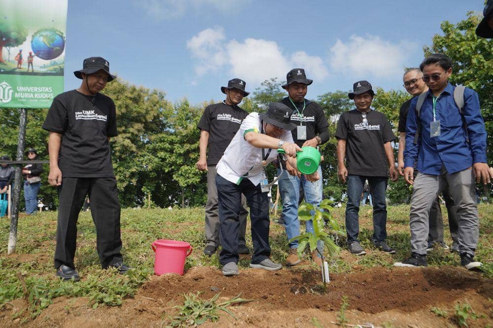 Aksi kegiatan penanaman pohon oleh mahasiswa dan sivitas Universitas Muria Kudus (UMK). (Dok. BDLF)