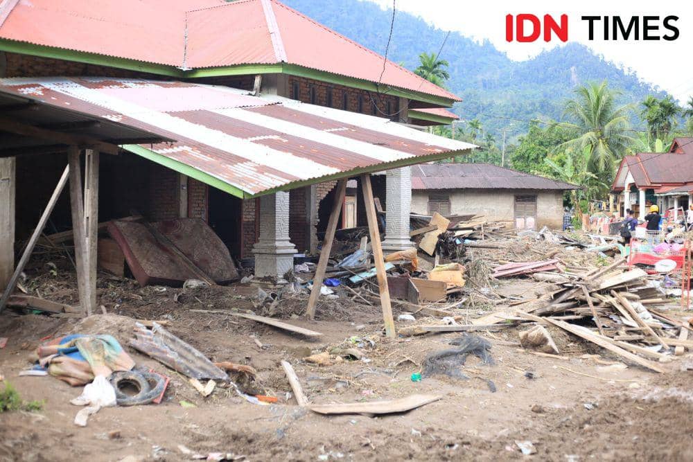 Dampak Banjir Bandang Pesisir Selatan. IDN Times/Andri NH