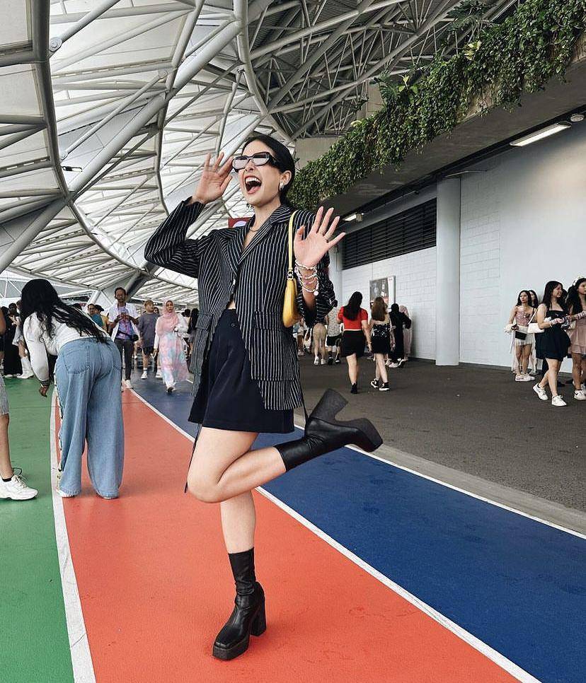 potret Maudy Ayunda dan adik nonton konser Taylor Swift (instagram.com/maudyayunda)