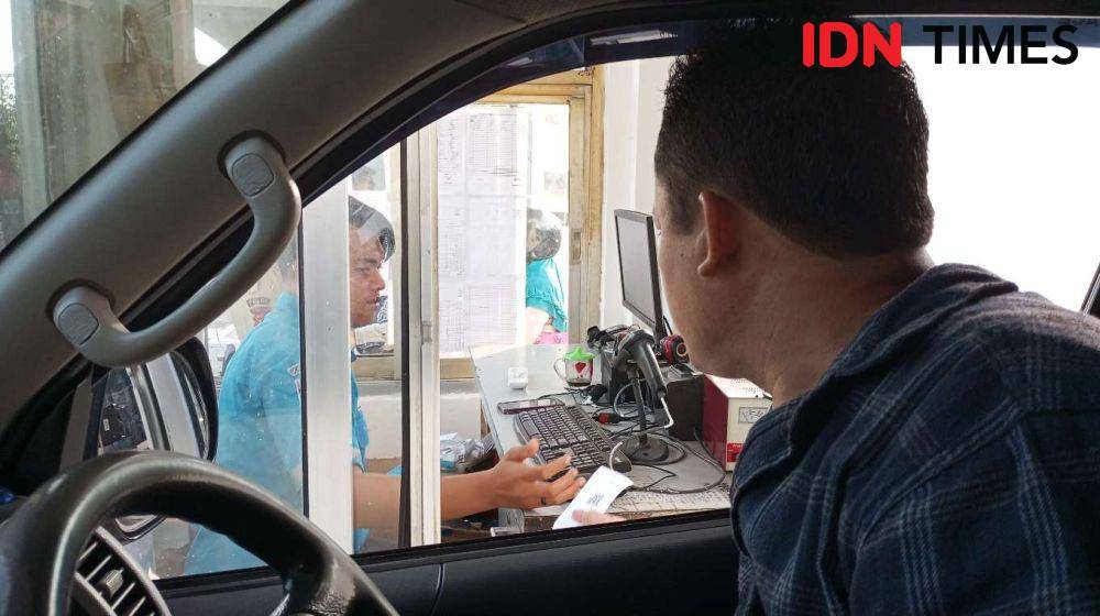 Penukaran tiket kapal penyeberangan di pelabuhan. (IDN Times/Muhammad Nasir)
