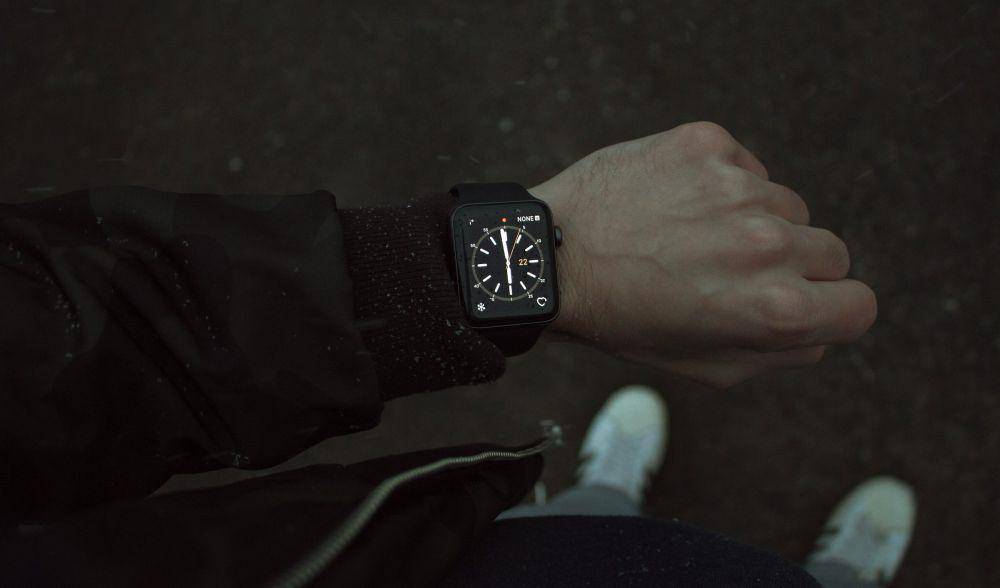 ilustrasi melihat jam tangan (unsplash.com/Fabian Albert)