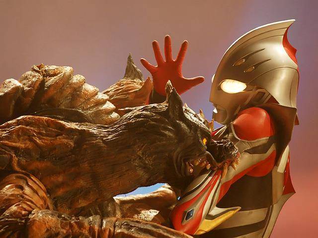 cuplikan Ultraman Nexus yang terkena gigitan Galberos (dok. Tsuburaya/Ultraman Nexus)