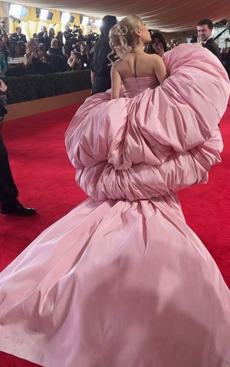 potret Ariana Grande eksis di oscar 2024 (via instagram.com/voguemagazine)