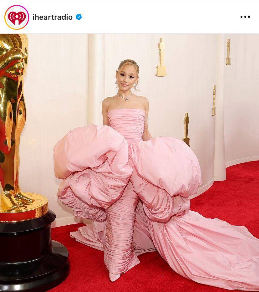potret Ariana Grande eksis di oscar 2024 (via instagram.com/iheartradio)