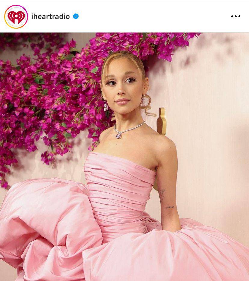 potret Ariana Grande eksis di oscar 2024 (via instagram.com/iheartradio)
