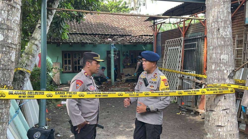 Komandan Datasemen Gegana Satbrimob Polda DIY Kompol Suripto.(Kanan).(Dok.Polres Bantul)