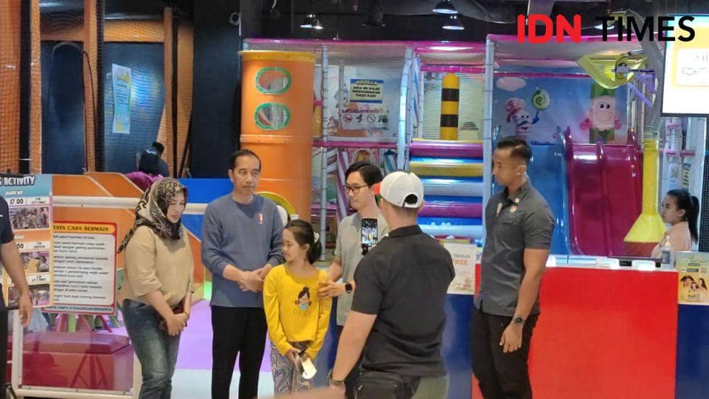 Presiden Jokowi momong cucu ngemall di Sukoharjo. (IDN Times/Larasati Rey)