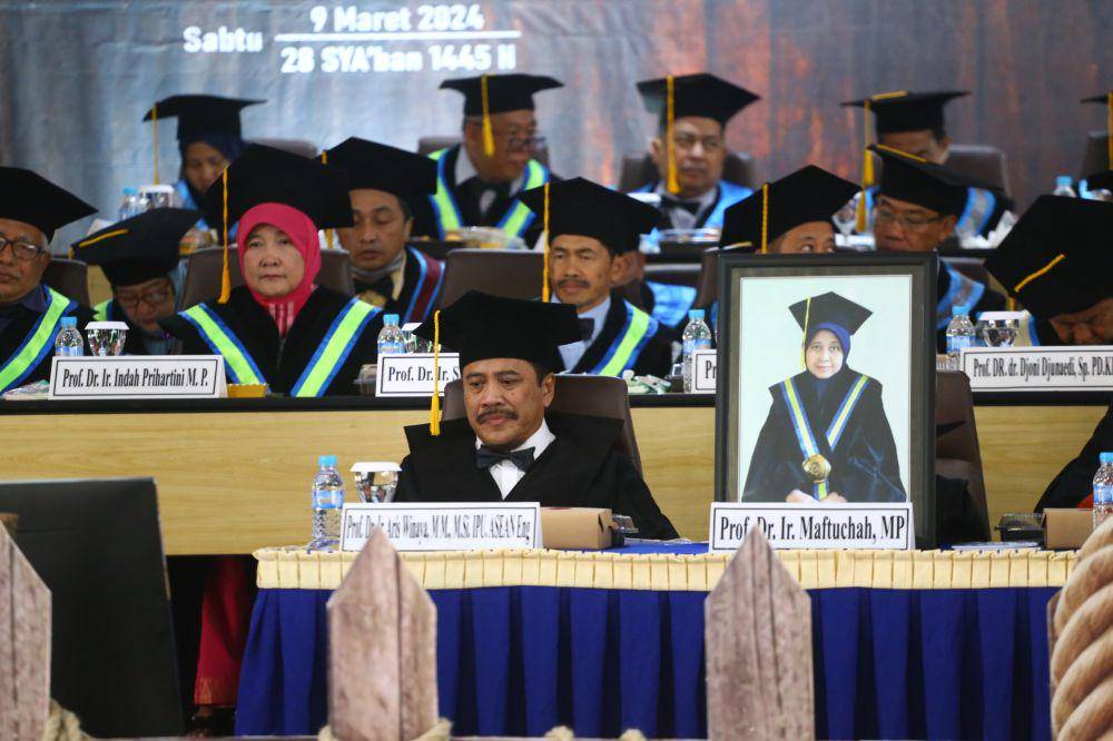 Momen pengukuhan Prof Aris dan Prof Maftuchah sebagai guru besar UMM. (Dok. Humas UMM)