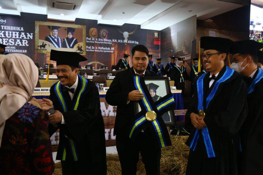 Momen pengukuhan Prof Aris dan Prof Maftuchah sebagai guru besar UMM. (Dok. Humas UMM)