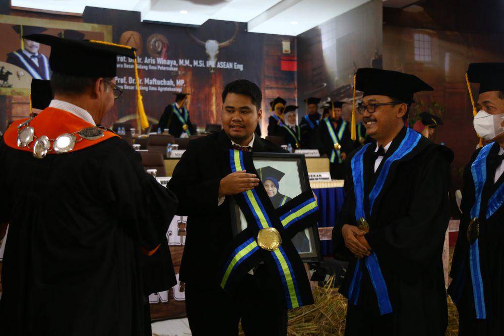 Momen pengukuhan Prof Aris dan Prof Maftuchah sebagai guru besar UMM. (Dok. Humas UMM)