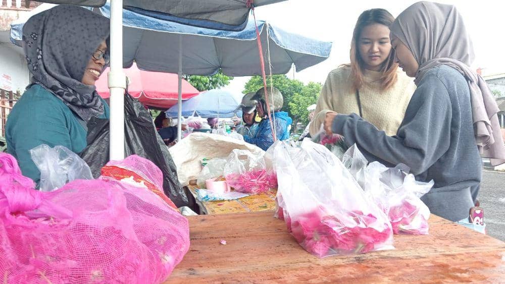 Suminah pedagang bunga sekar di pasar Sayur Magetan. IDN Times/ Riyanto