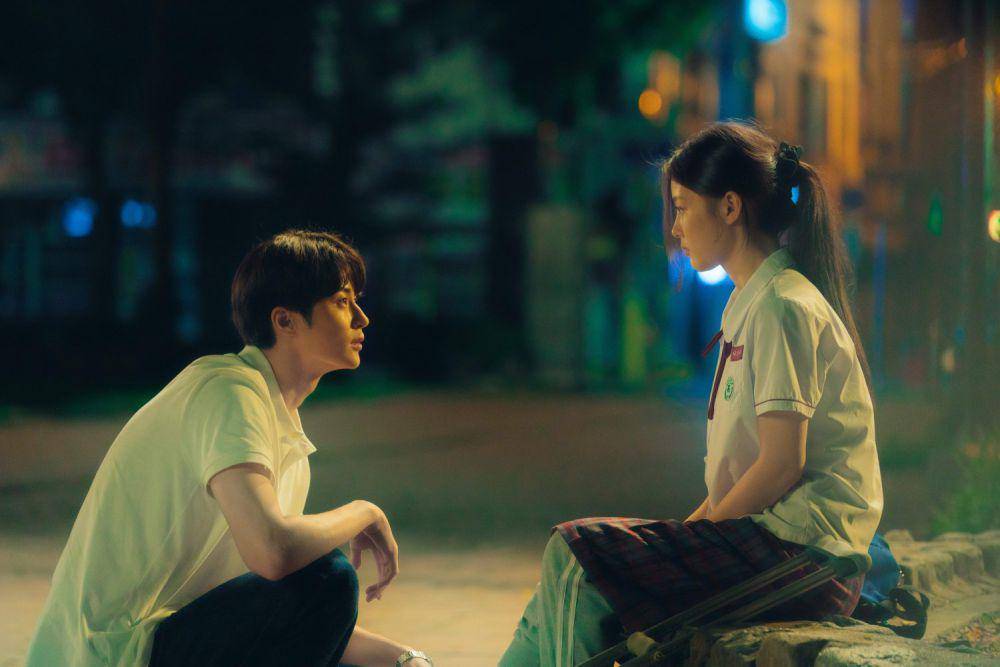 Byeon Woo Seok dan Kim Yoo Jung dalam film 20th Century Girl (dok. Netflix/20th Century Girl)