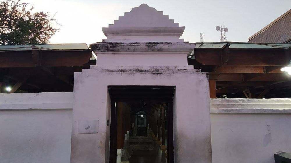 gapura undakan ketiga Makam Sunan Giri (commons.wikimedia.org/Adhi_Kurniawan)