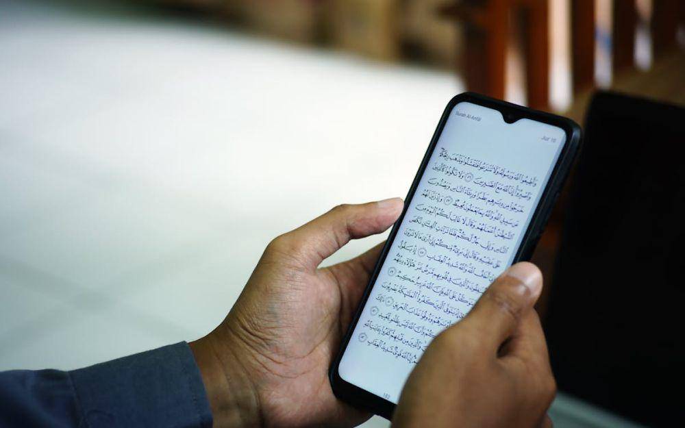 ilustrasi membaca Al Quran melaui aplikasi (pexels.com/MATAQ Darul Ulum)