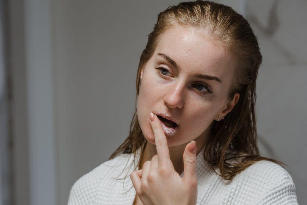 5 Cara Melakukan Scrub Bibir agar Hasilnya Optimal