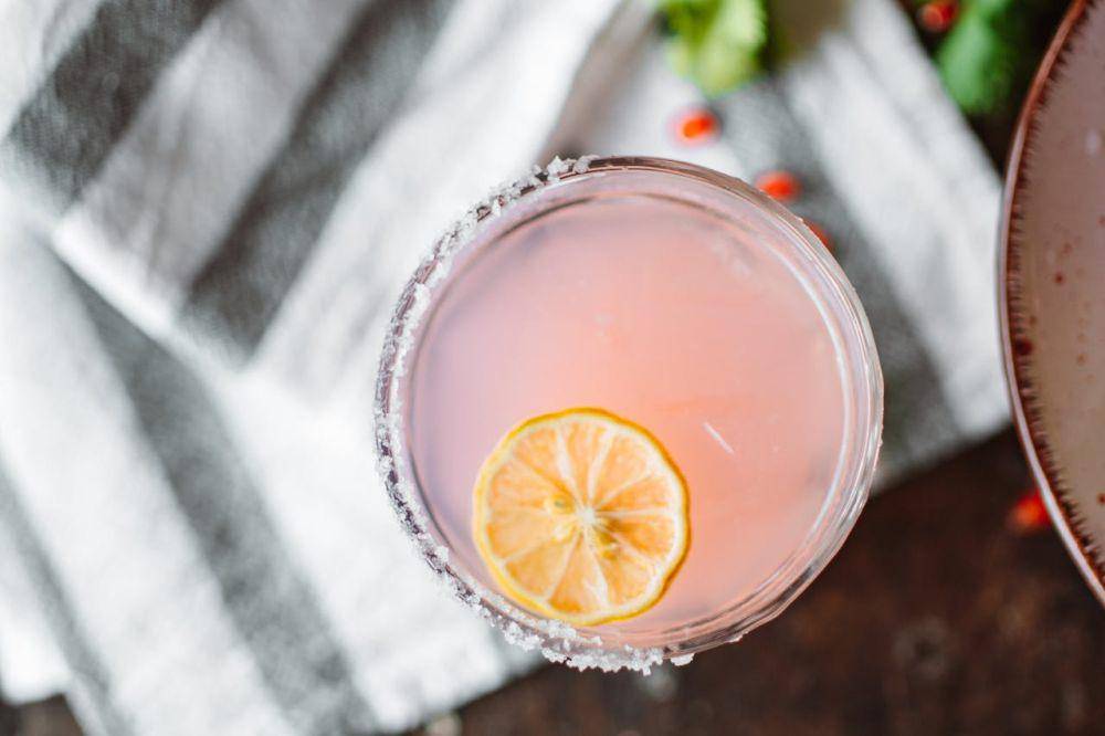 ilustrasi lemon dalam minuman (pexels.com/ROMAN ODINTSOV)