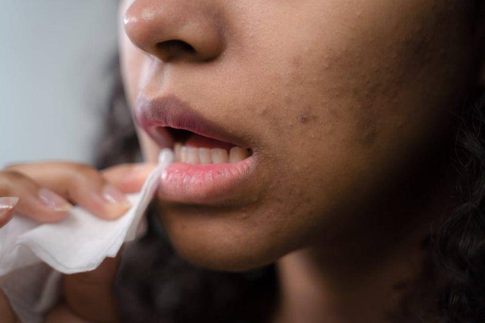 ilustrasi wanita menyeka bibir (pexels.com/Ron Lach)