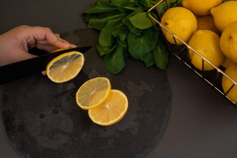 ilustrasi mengiris lemon (pexels.com/SHVETS production)