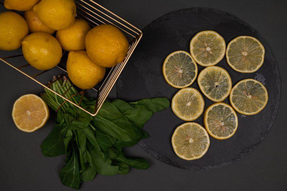 ilustrasi langkah membekukan lemon iris (pexels.com/SHVETS production)
