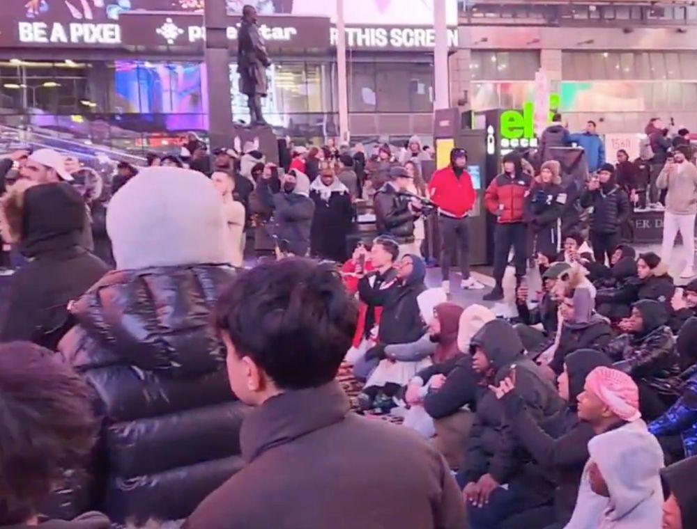 Jemaah Muslim AS Tarawih di Times Square New York