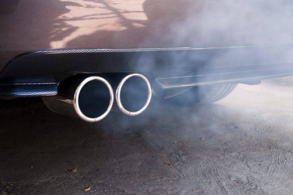 potret knalpot mobil yang berasap (fixter.co.uk)