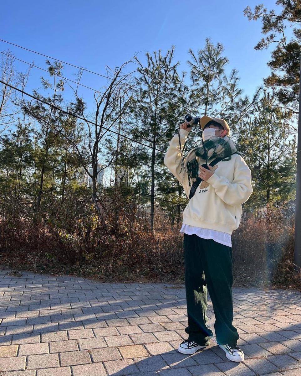 OOTD T-shirt putih ala Hoshi SEVENTEEN (instagram.com/ho5hi_kwon)