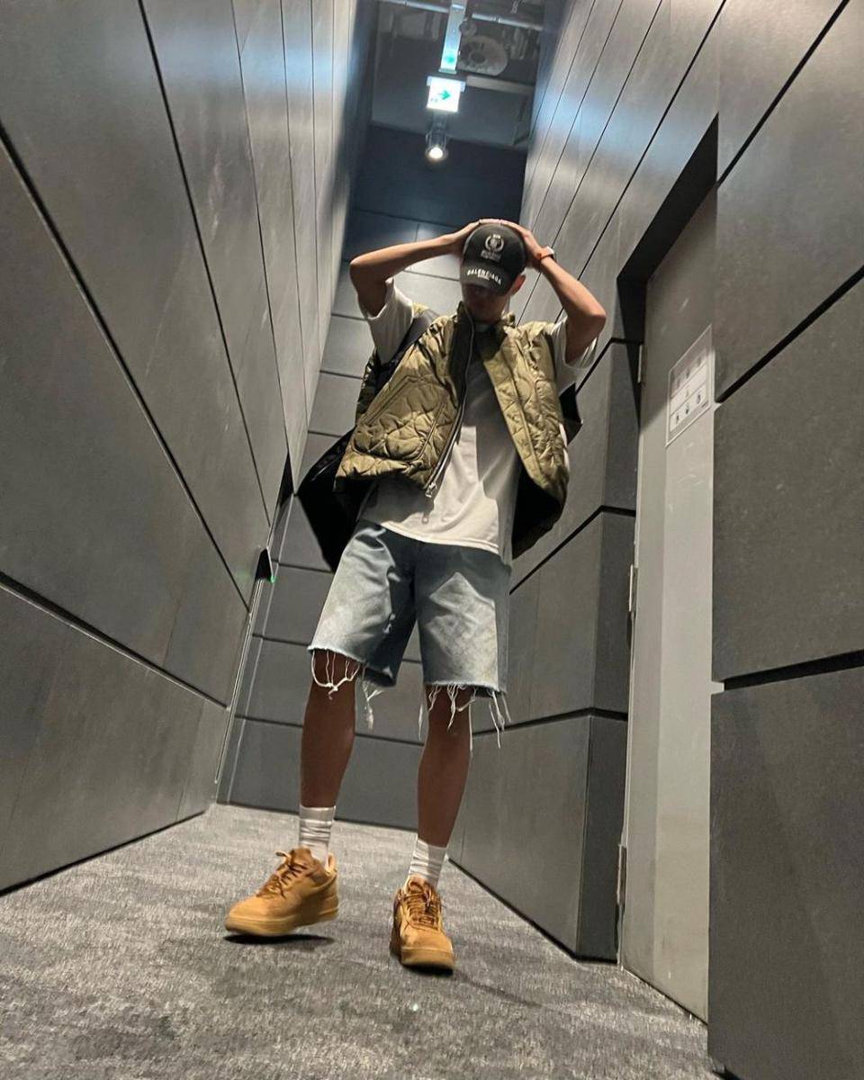 OOTD T-shirt putih ala Hoshi SEVENTEEN (instagram.com/ho5hi_kwon)
