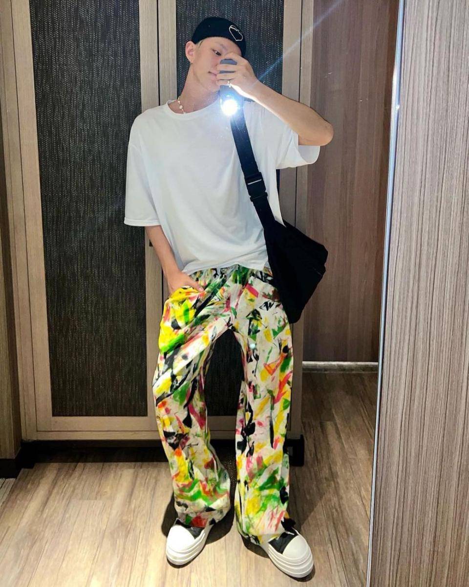 OOTD T-shirt putih ala Hoshi SEVENTEEN (instagram.com/ho5hi_kwon)