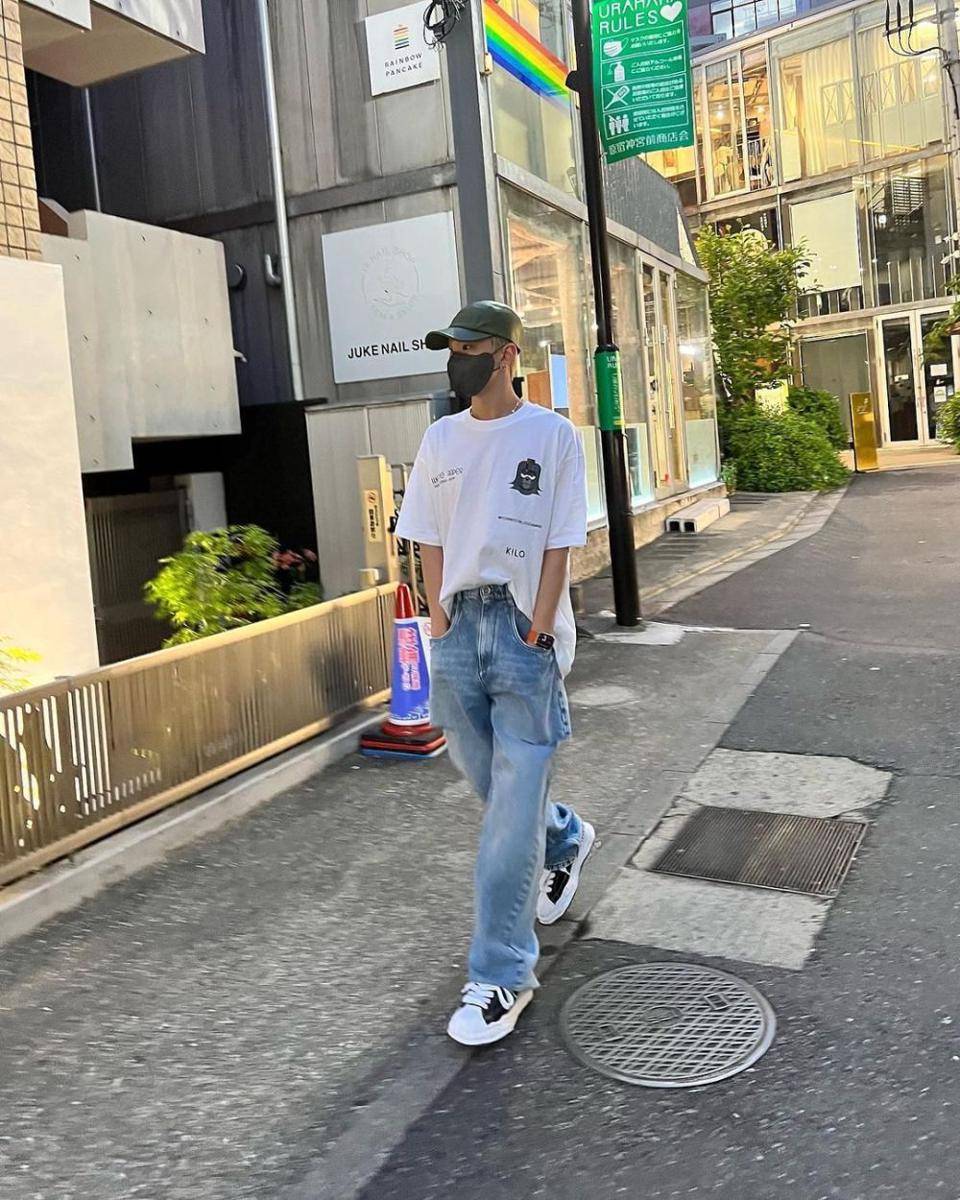 OOTD T-shirt putih ala Hoshi SEVENTEEN (instagram.com/ho5hi_kwon)
