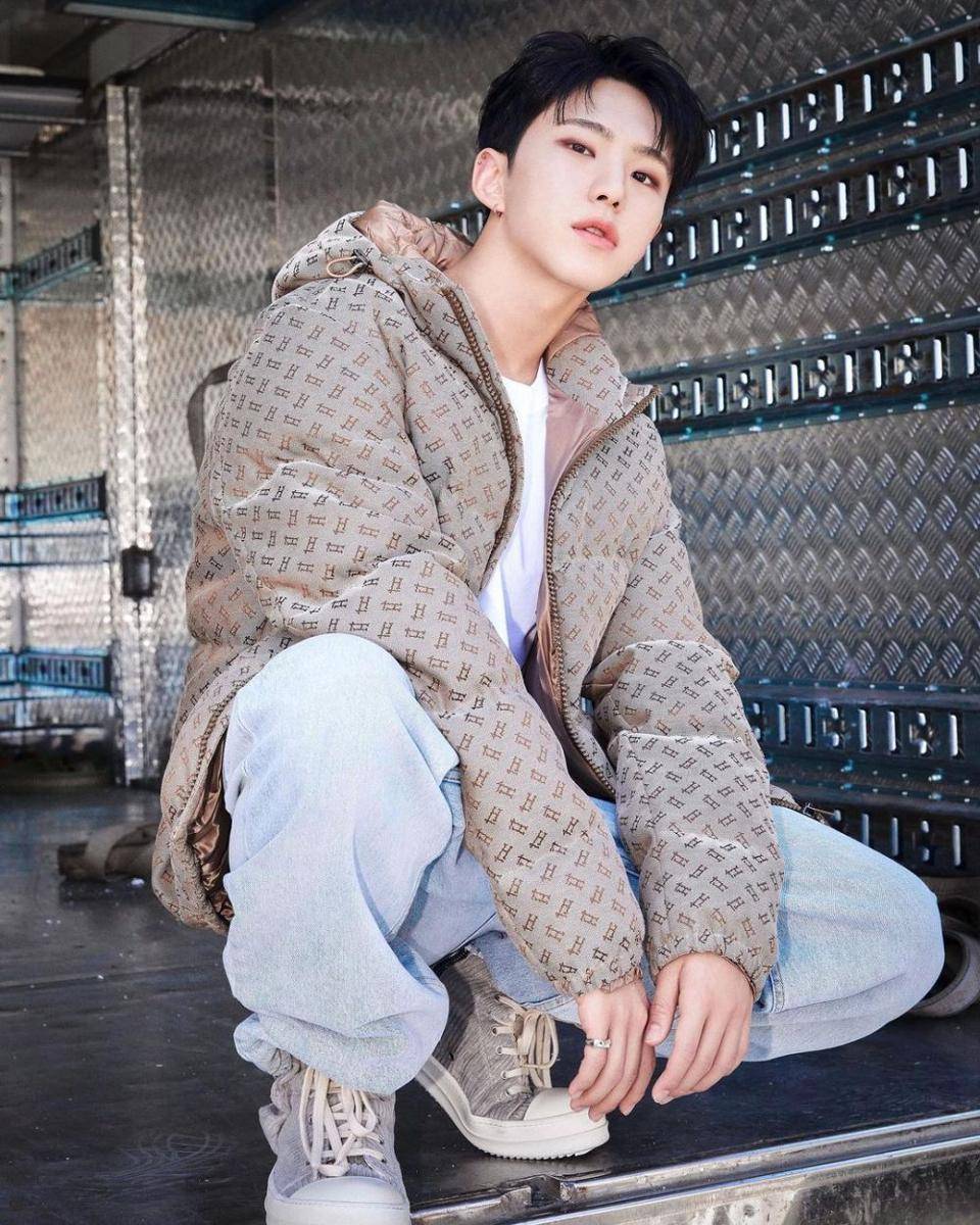OOTD T-shirt putih ala Hoshi SEVENTEEN (instagram.com/ho5hi_kwon)