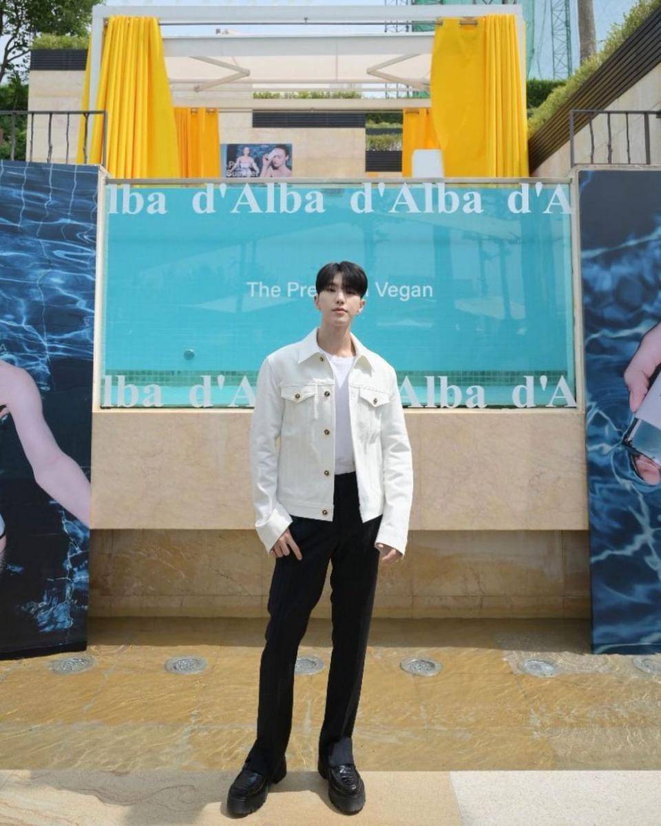 OOTD T-shirt putih ala Hoshi SEVENTEEN (instagram.com/ho5hi_kwon)