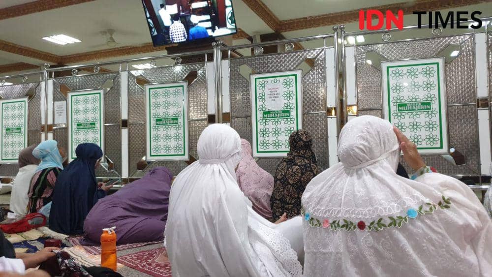 Salat Tarawih Malam Pertama di Masjid Al-Muhajirin Surabaya