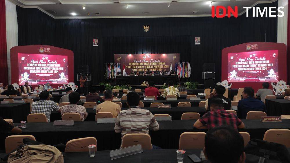 Suasana sidang pleno rekapitulasi perhitungan suara hasil Pemilu 2024 di Aceh. (IDN Times/Mhd Saifullah)