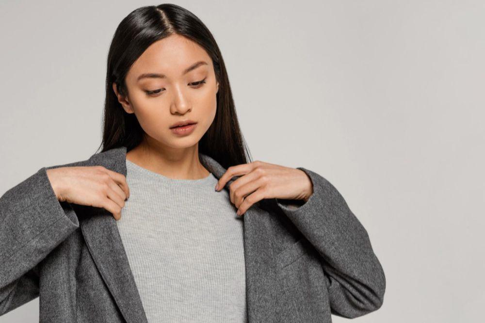 5 Tips Memilih Baju untuk Cewek Berbahu Lebar, Bye Insecure!