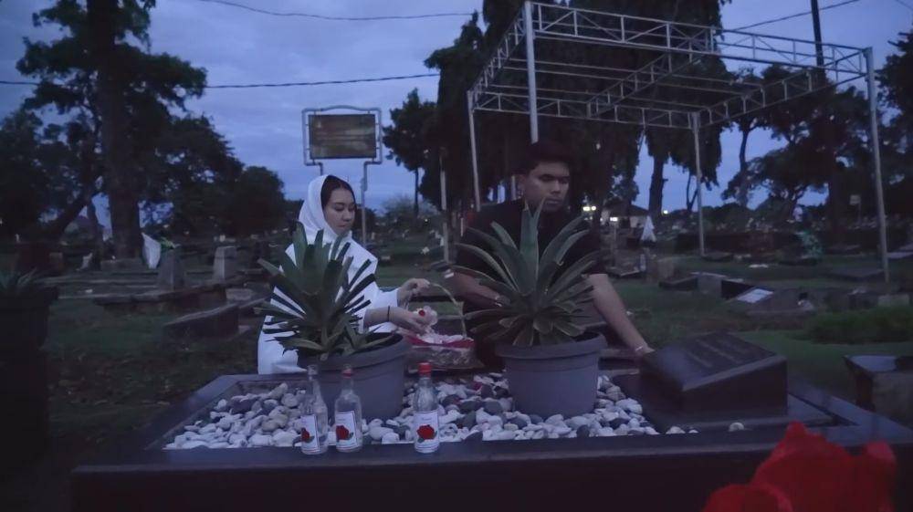 Thariq ziarah ke makam Adjie Massaid (YouTube.com/Thariq Halilintar)