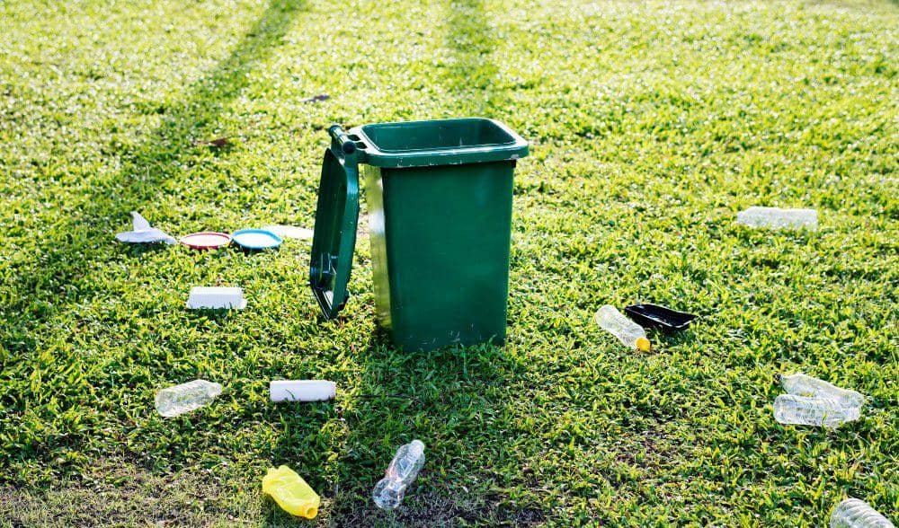 ilustrasi tempat sampah yang terbuka penyebab nyamuk DBD berkembang biak (freepik.com/rawpixel.com)