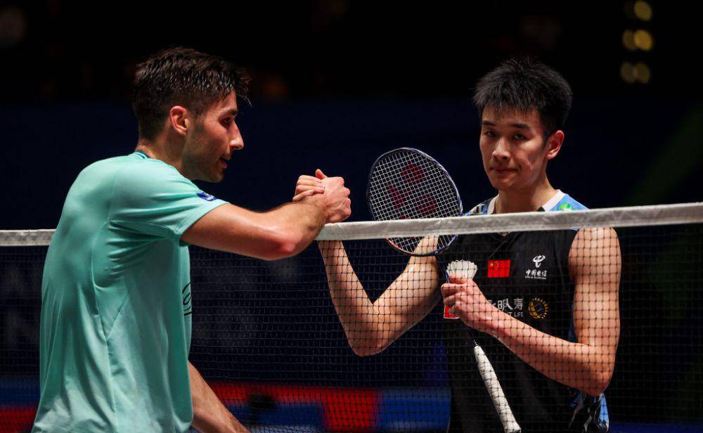 Li Shi Feng (kanan) setelah dikalahkan Toma Junior Popov pada babak pertama All England 2024 (bwfworldtourfinals.bwfbadminton.com)