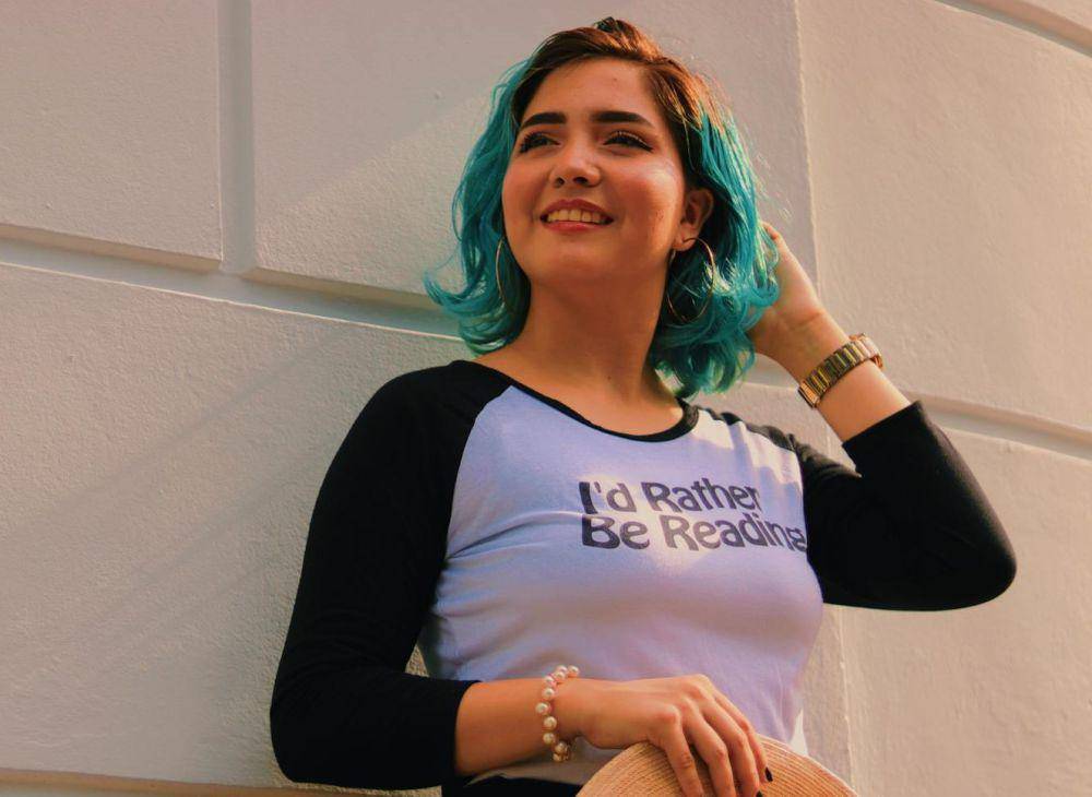 ilustrasi cewek memakai baju raglan (pexels.com/@ariel-paredes-1160955)