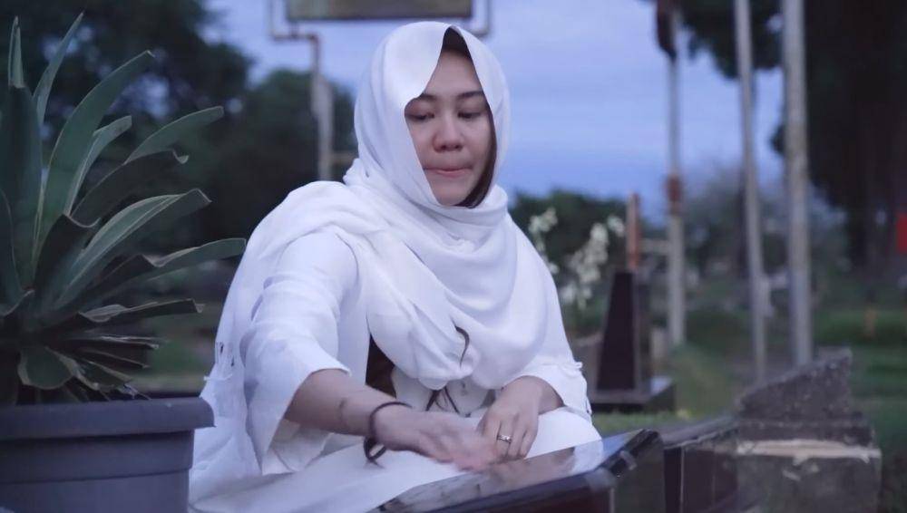 Thariq ziarah ke makam Adjie Massaid (YouTube.com/Thariq Halilintar)