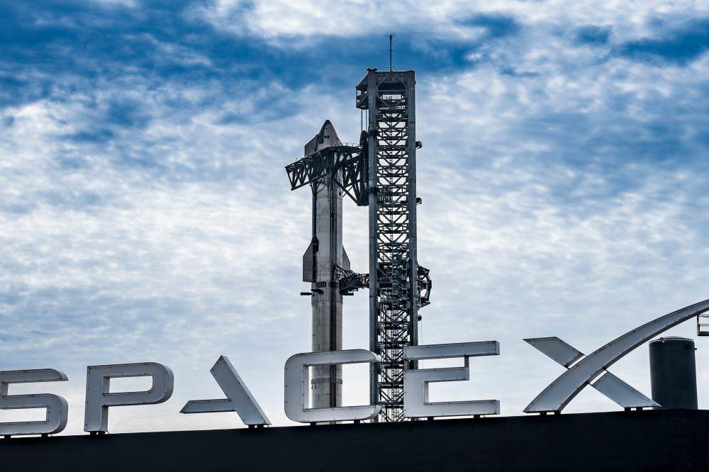 SpaceX Berhasil Terbangkan Roket yang akan Bawa Manusia ke Mars