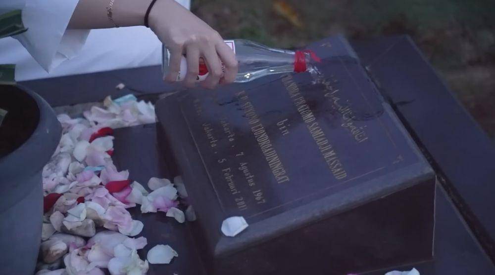 Thariq ziarah ke makam Adjie Massaid (YouTube.com/Thariq Halilintar)