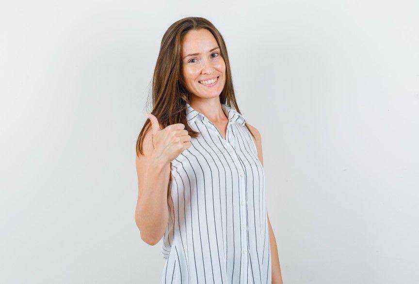 ilustrasi baju motif stripe vertikal (freepik.com/8photo)